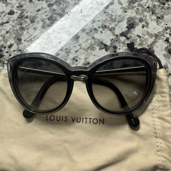 🕶️Louis Vuitton Black Sunglasses in great condition full inclusion 🕶️ - Picture 10 of 17